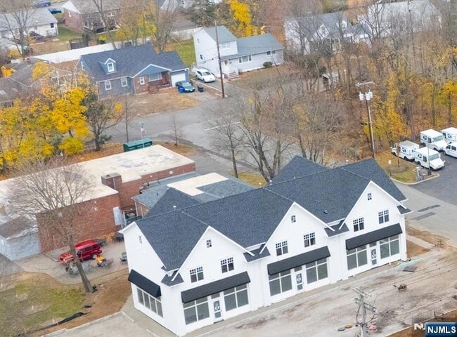 Building Photo - 445 Ramapo Valley Rd