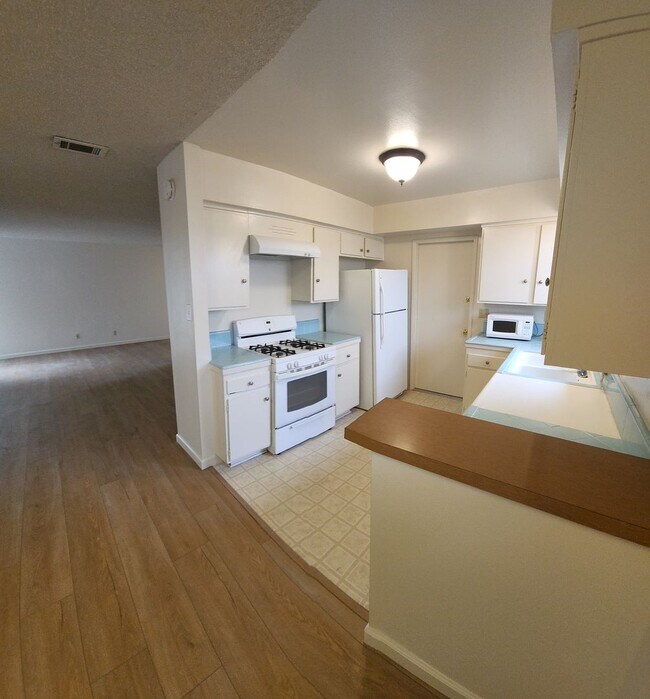 Building Photo - 4 bed 2 bath spacious home with 2 car garage in SLO!