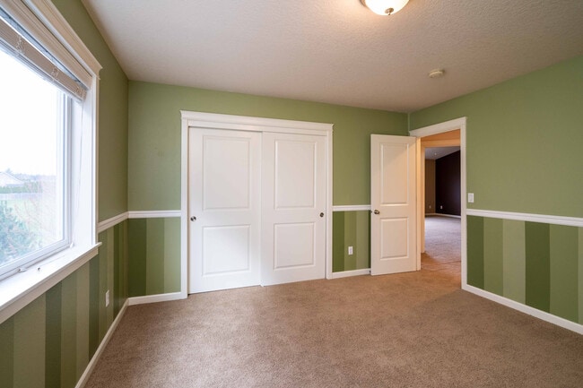 Building Photo - 3+ Bedroom 2.5 Bath with Office and Bonus Room - Indoor Play Structure - North Salmon Creek