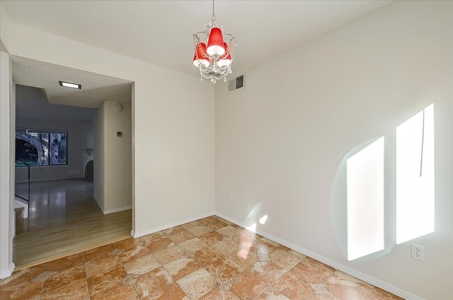 Building Photo - 10 Pueblo Dr