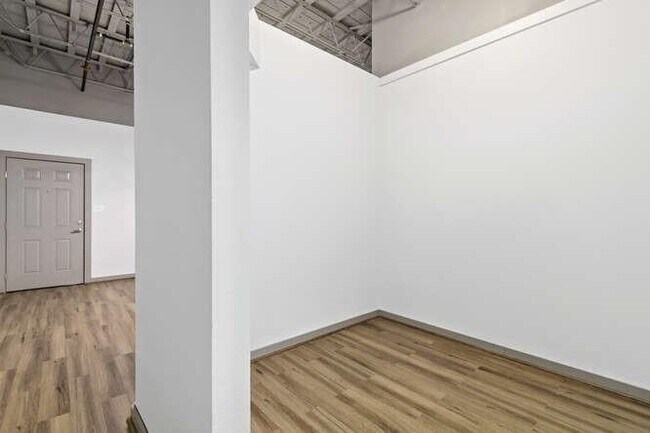 Building Photo - 612 E Texas Ave
