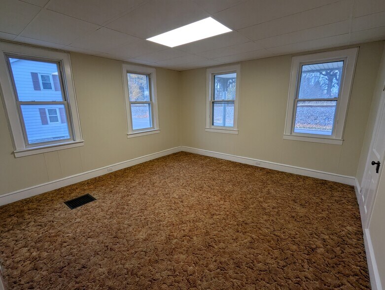 Building Photo - 2679 Riverside Dr