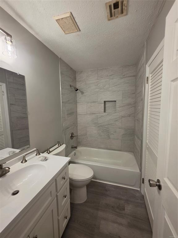 Building Photo - 744 Ledyard Pl