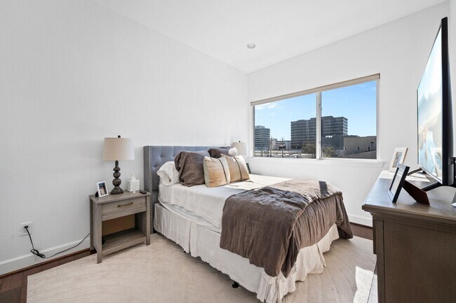 Building Photo - 3302 Lake St