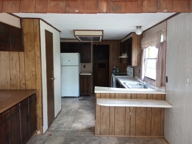 Building Photo - 3 Bedroom 2 Bathroom