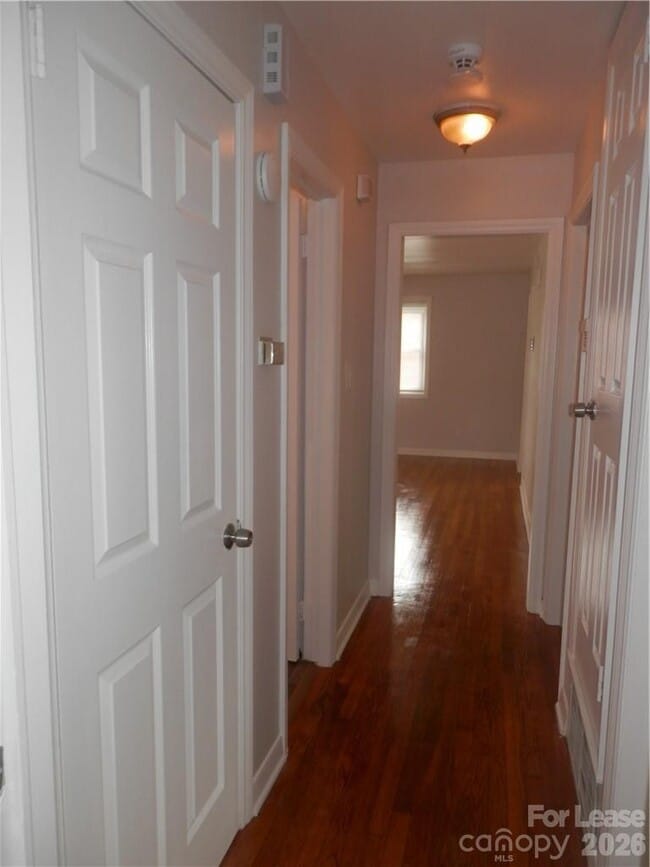 Building Photo - 2827 Burbank Dr