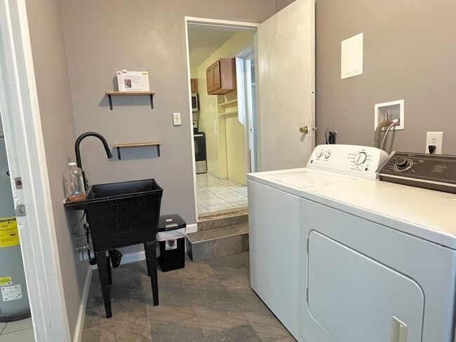 Building Photo - 2611 Pembrook Dr