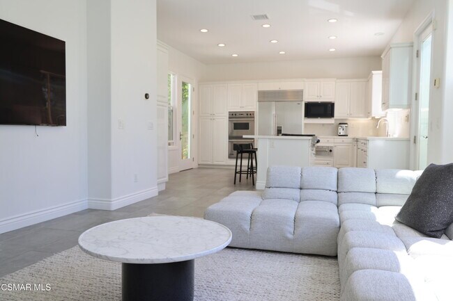 Building Photo - 6072 Mandeville Pl