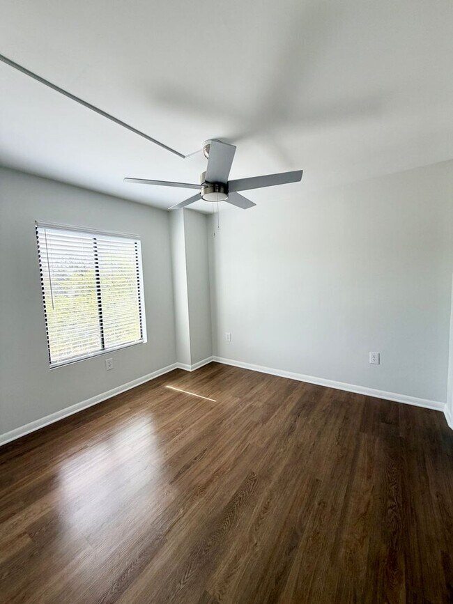 Building Photo - 1600 Park Cir