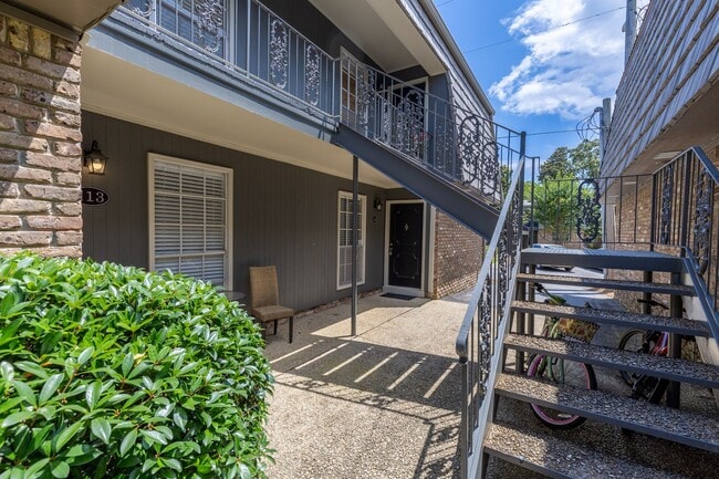 Building Photo - Two Bedroom Condo near downtown Fairhope!