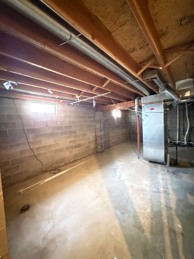 Building Photo - Newly renovated 2-bedroom 1.5 bath townhouse Near Merle Hay Mall!