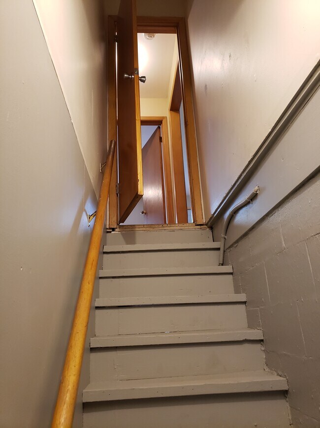 Building Photo - 411 W Linden Ave