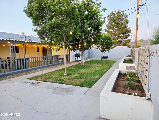 Building Photo - 3039 W Bloomfield Rd