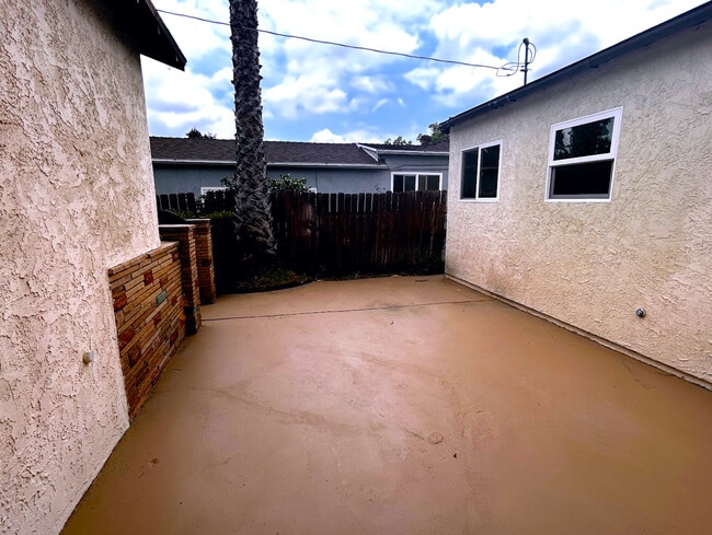 Patio - 1344 N Fairview St