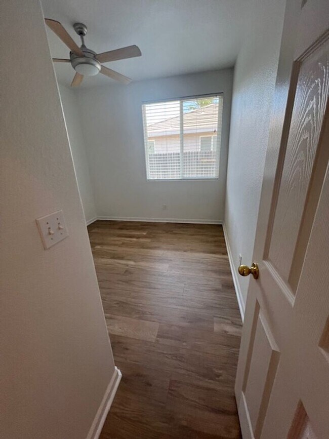 Building Photo - Single Story 3 Bedroom Home in Lincoln Acr...