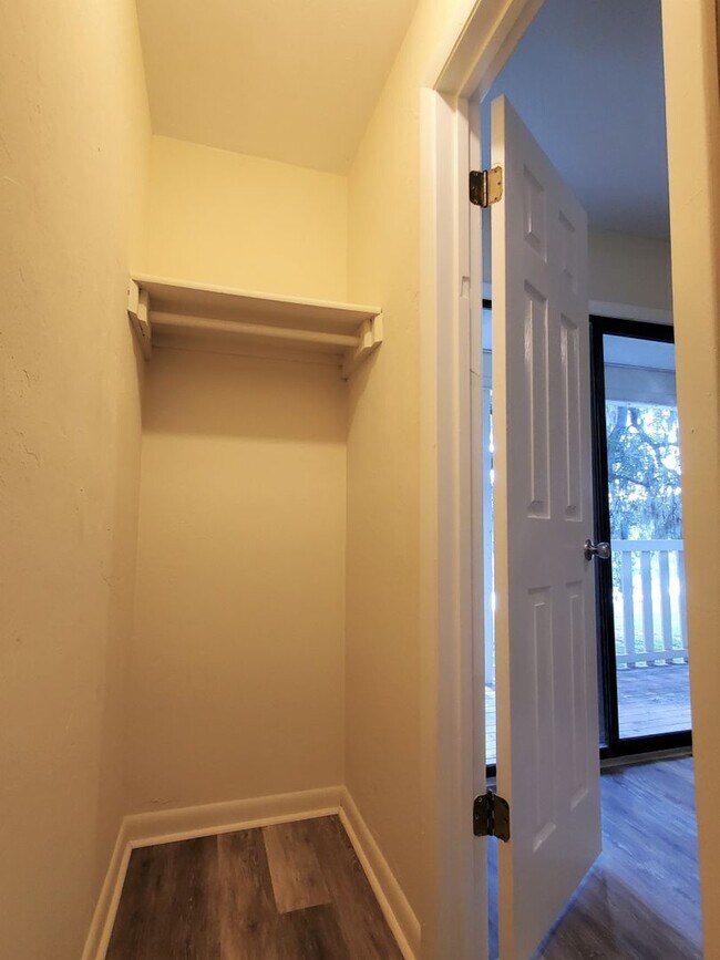 Building Photo - FOR RENT 2 bedroom 1.5 bath townhome