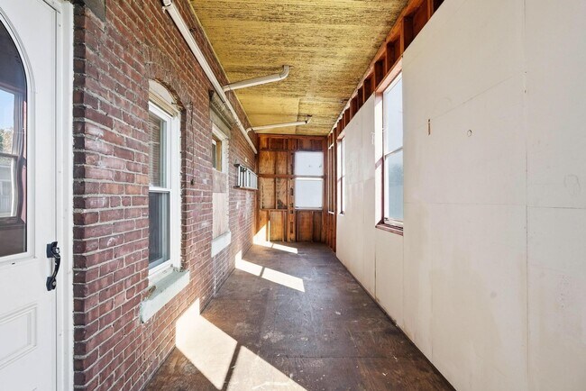 Building Photo - 32 Ashley St