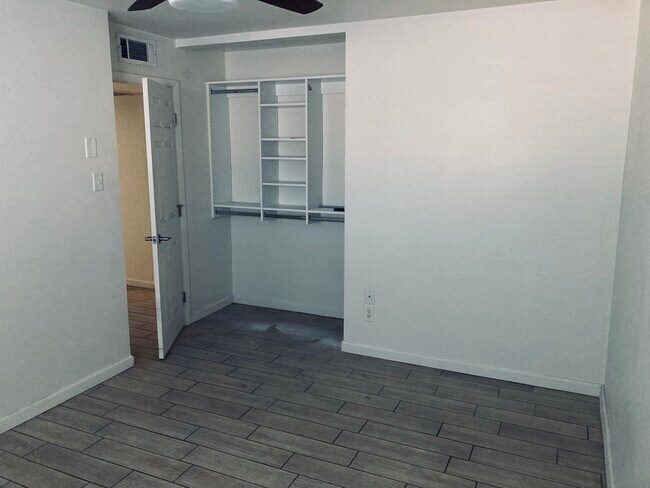 Building Photo - 6701 E Wilshire Dr