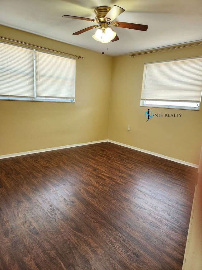 Building Photo - JUST REDUCED!!  Beautiful 2/2/1 1150 Sq. Ft. with BONUS ROOM!!... tile & luxury plank flooring, F...