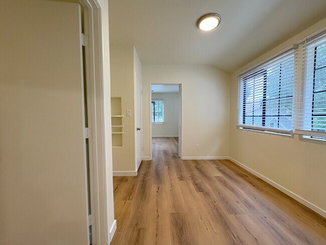 Building Photo - Beautifully Updated 2BR/2BA – Yard & Garage