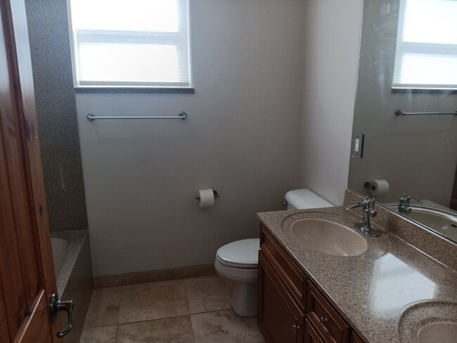 Building Photo - 3 Bedroom, 2 Bathroom! Lovely Home!