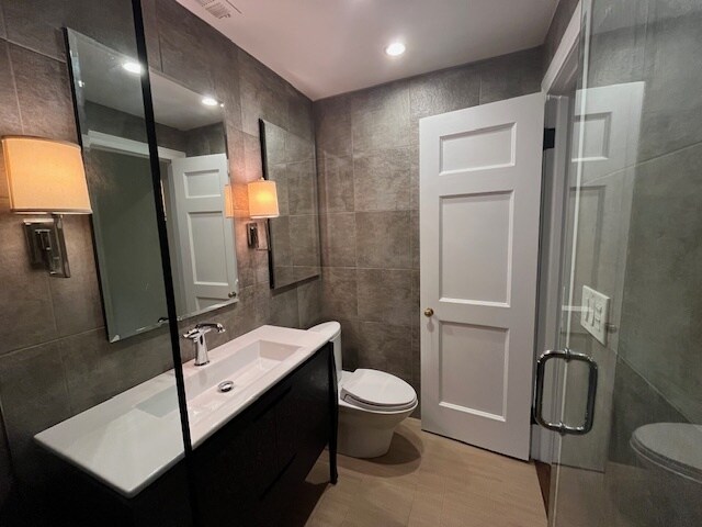 Master Bath - 2000 N Lincoln Park W