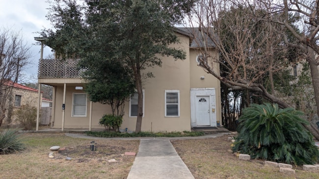 Building Photo - 404 Club Dr