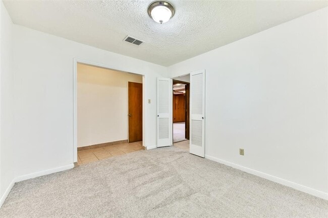 Building Photo - 3405 E Circle Dr