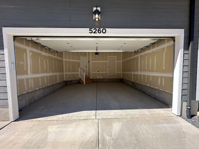 Building Photo - 5260 Acacia Dr