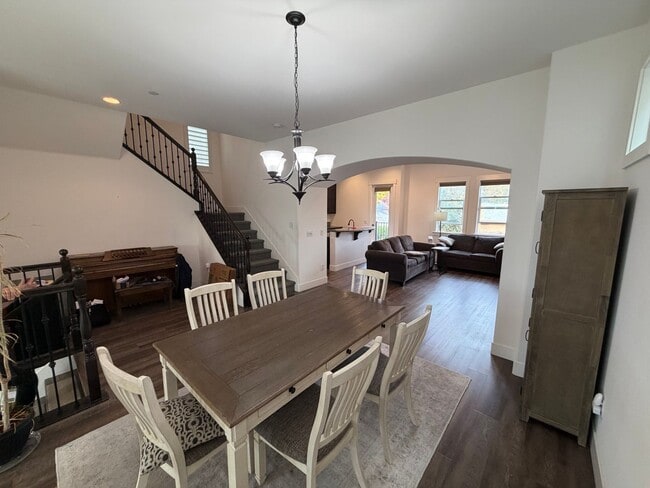 Building Photo - 3 Bedroom | 2.5 Bathroom | Crocker Village House