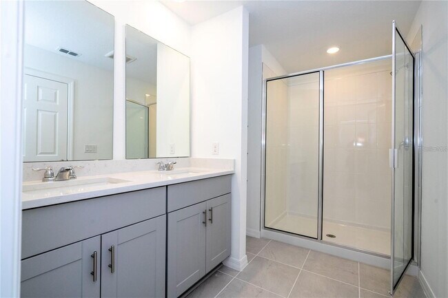 Building Photo - Elegant & Comfortable Home with Granite Ki...