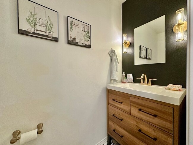 Building Photo - Beautifully Remodeled 2-Bed, 2.5-Bath Condo Blocks from Baylor Campus!