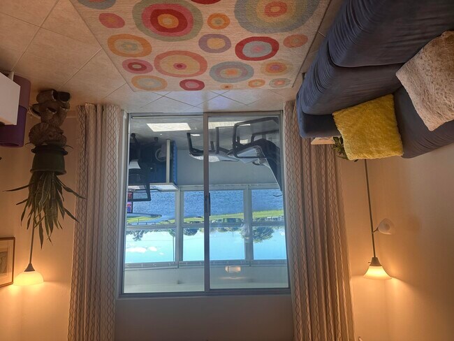 Building Photo - 1112 Lake Terrace