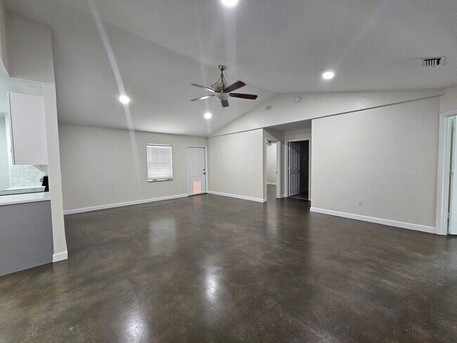 Building Photo - 3/2 Home in Palm Grove
