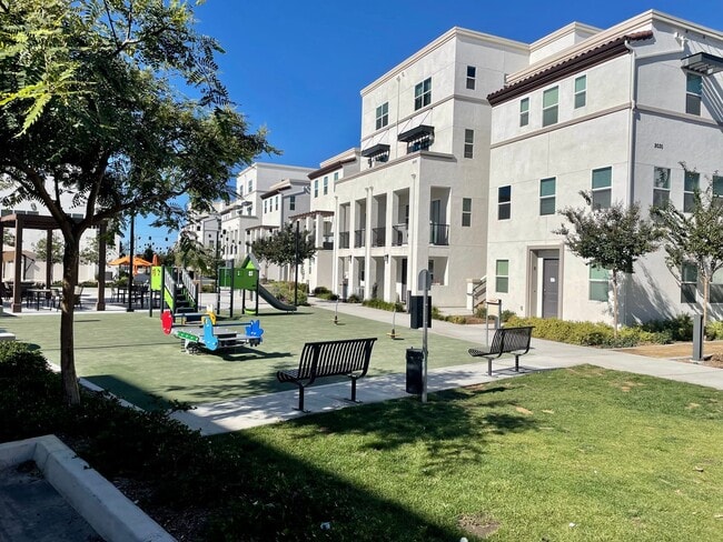 Building Photo - Spacious 4BR/3.5BA Townhome in Otay Ranch ...