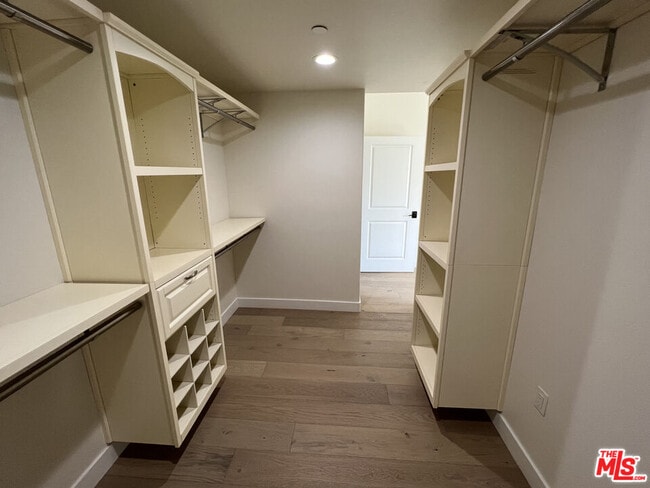 Building Photo - 5019 W Maplewood Ave