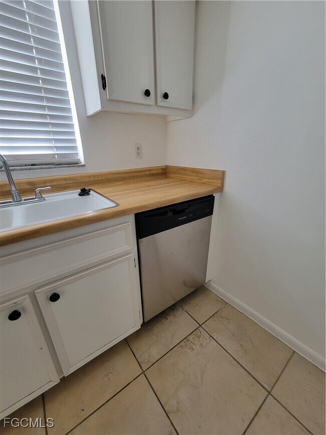 Building Photo - 7035 Cedarhurst Dr