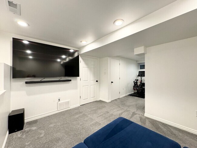 Building Photo - Gorgeous Avenues Remodel!