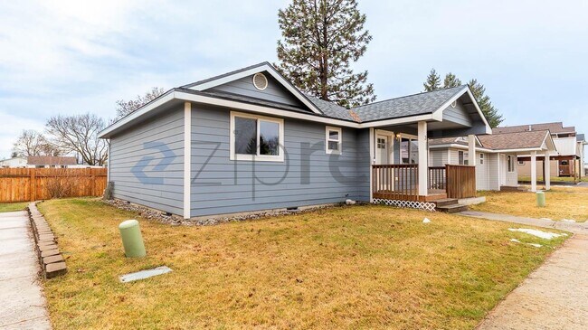 Building Photo - 7125 N Crestline St