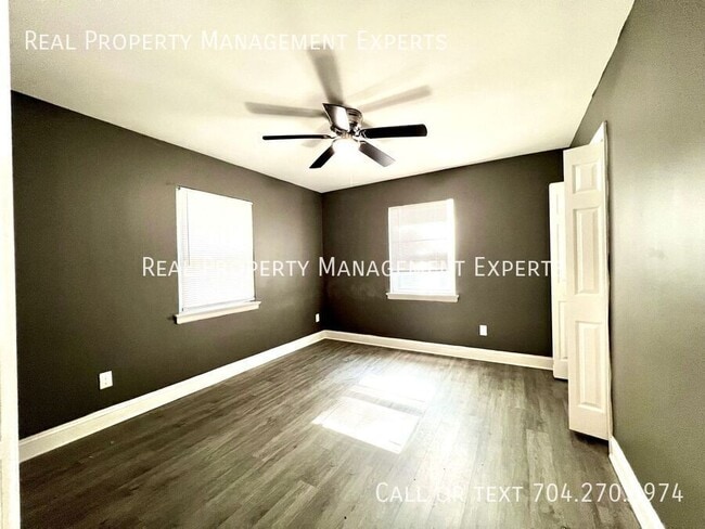 Building Photo - 2501 Eastway Dr