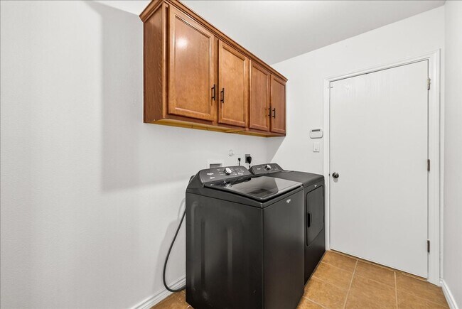 Building Photo - 3810 Los Arroyos Dr