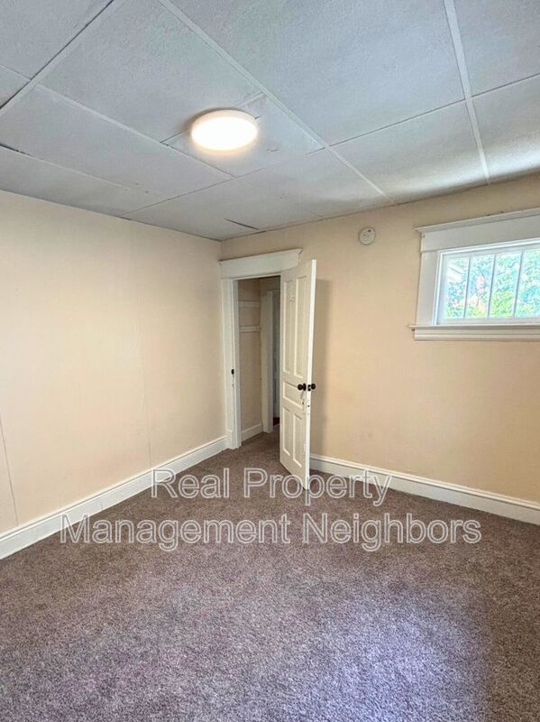 Building Photo - 216 Lafayette Ave NE