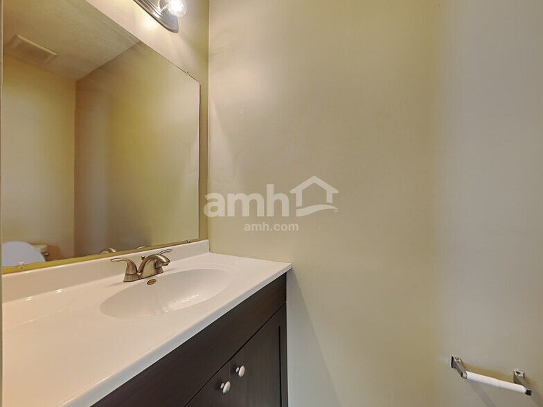 Building Photo - 3679 Shorewood Dr
