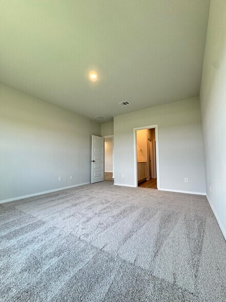 Building Photo - 3500 Kingdom Dr