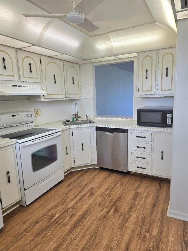 Building Photo - 2571 Aragon Blvd