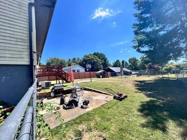 Building Photo - Home available in Christiansburg