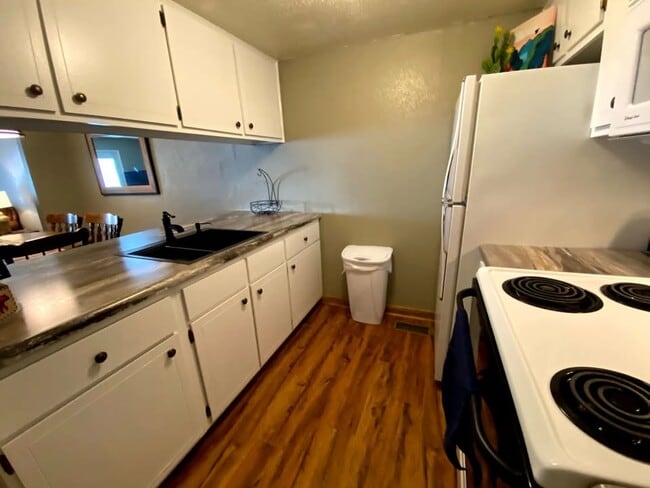 fully stocked kitchen - 601 Dave Creek Pky