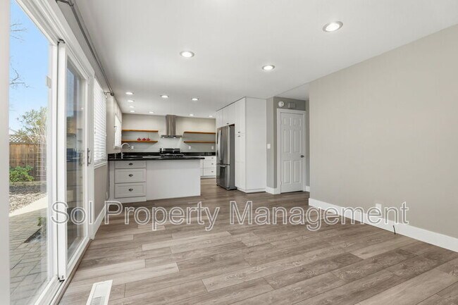 Building Photo - 15120 Venetian Way