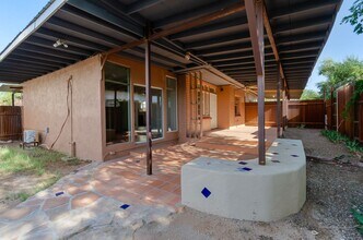 Building Photo - Private Home Steps away from U of A Campus!