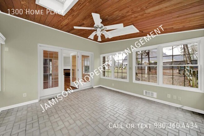 Building Photo - 1300 Home Pl